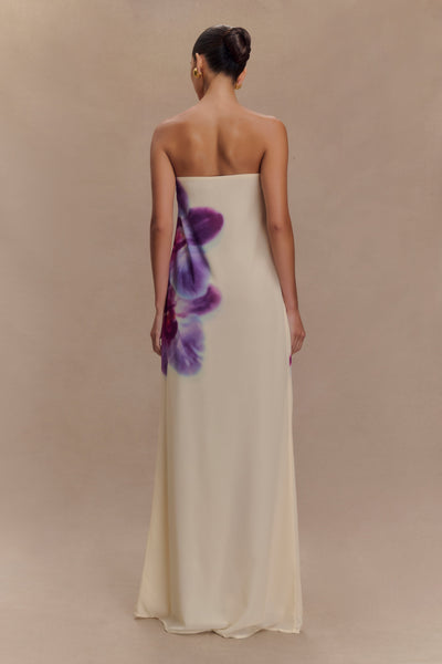 Amaya – Robe longue en chiffon sans bretelles à imprimé orchidée ivoire et koi