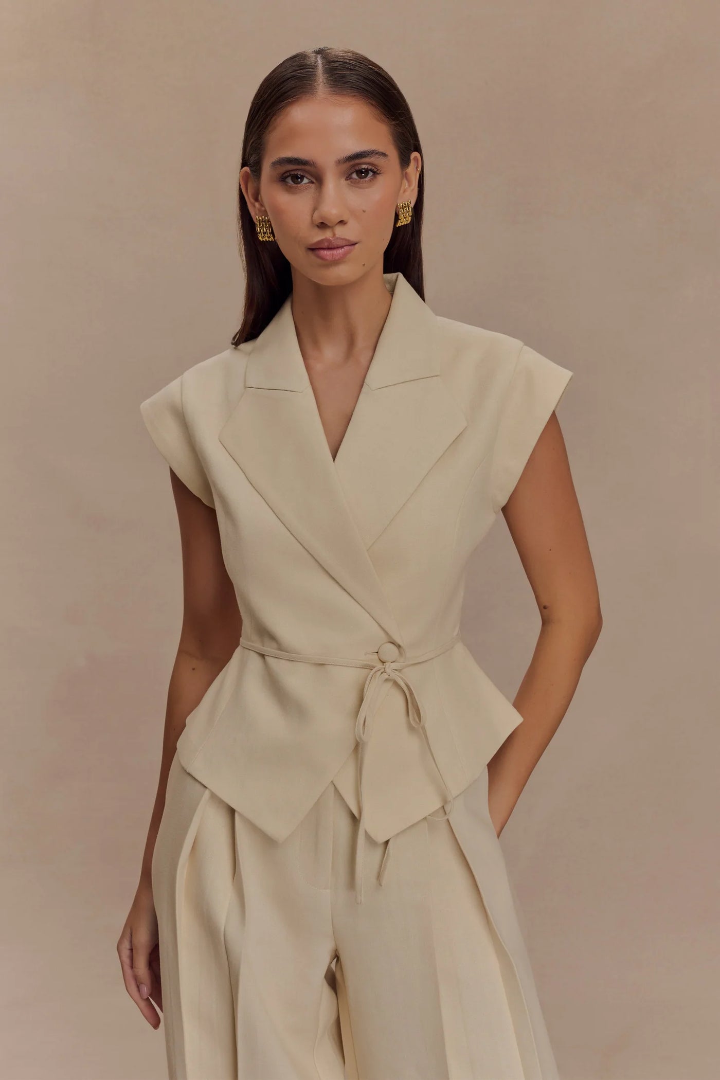 Camille – Ensemble en lin deux pièces à nouer, coupe tailleur féminine