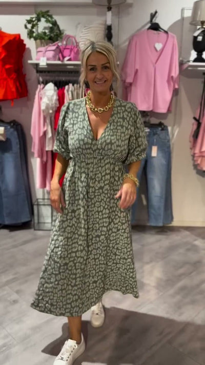 Laurie – Robe midi légère à rayures estivales