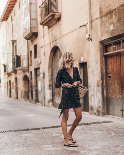 Bianca – Robe Portefeuille Courte en Coton et Lin avec Nœud Décontracté