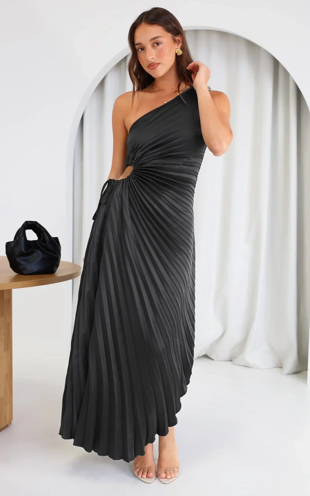 Sylviana – Robe Midi Plissée à Épaule Dénudée