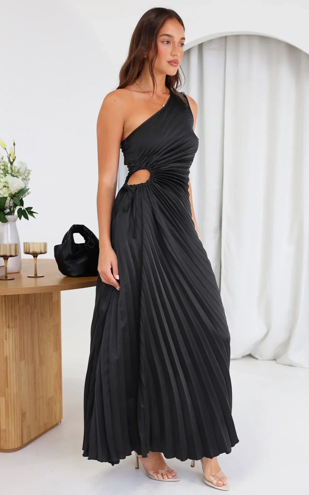 Sylviana – Robe Midi Plissée à Épaule Dénudée