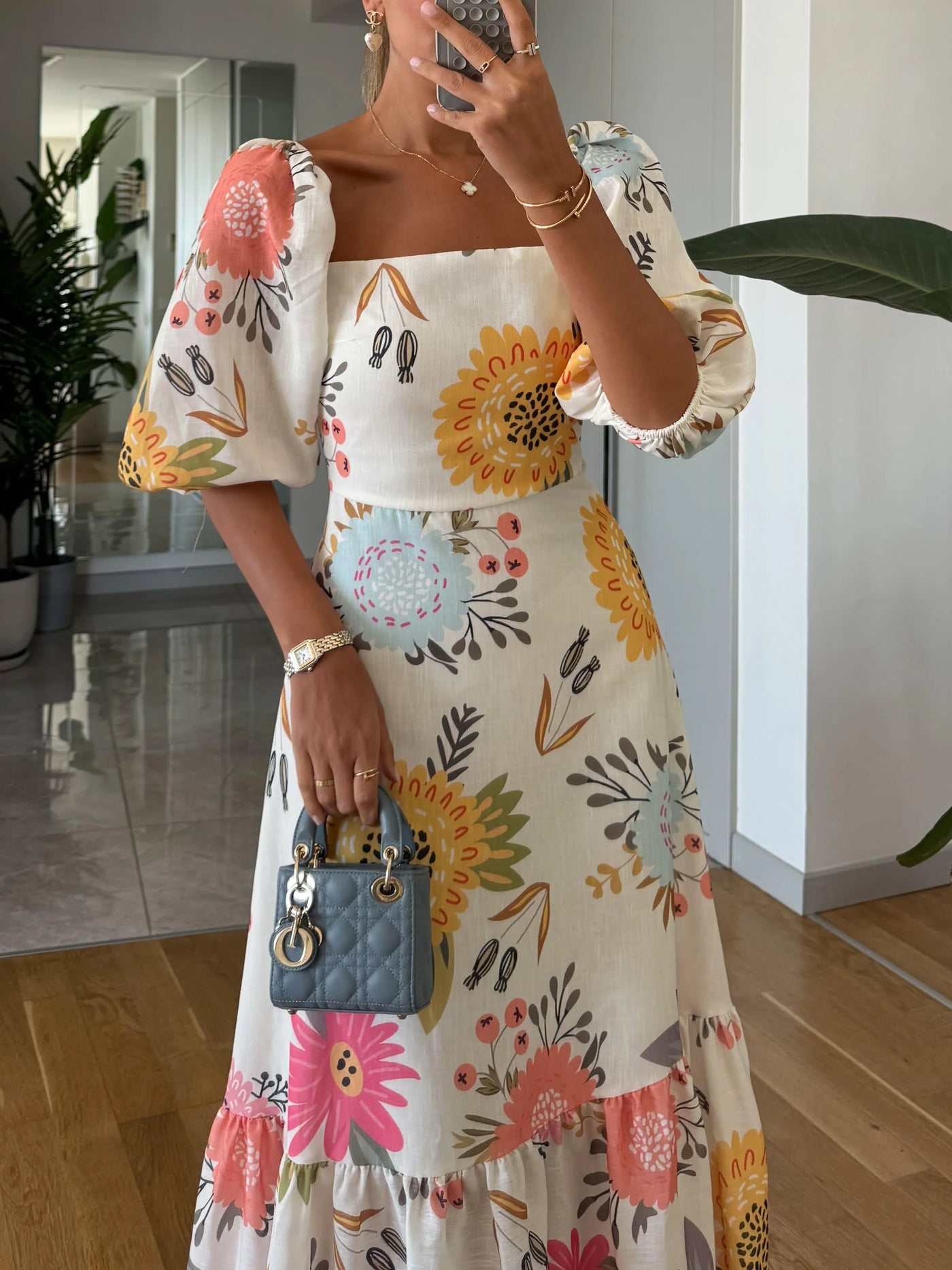 Sandra – Robe midi à encolure carrée, imprimé floral et manches bouffantes