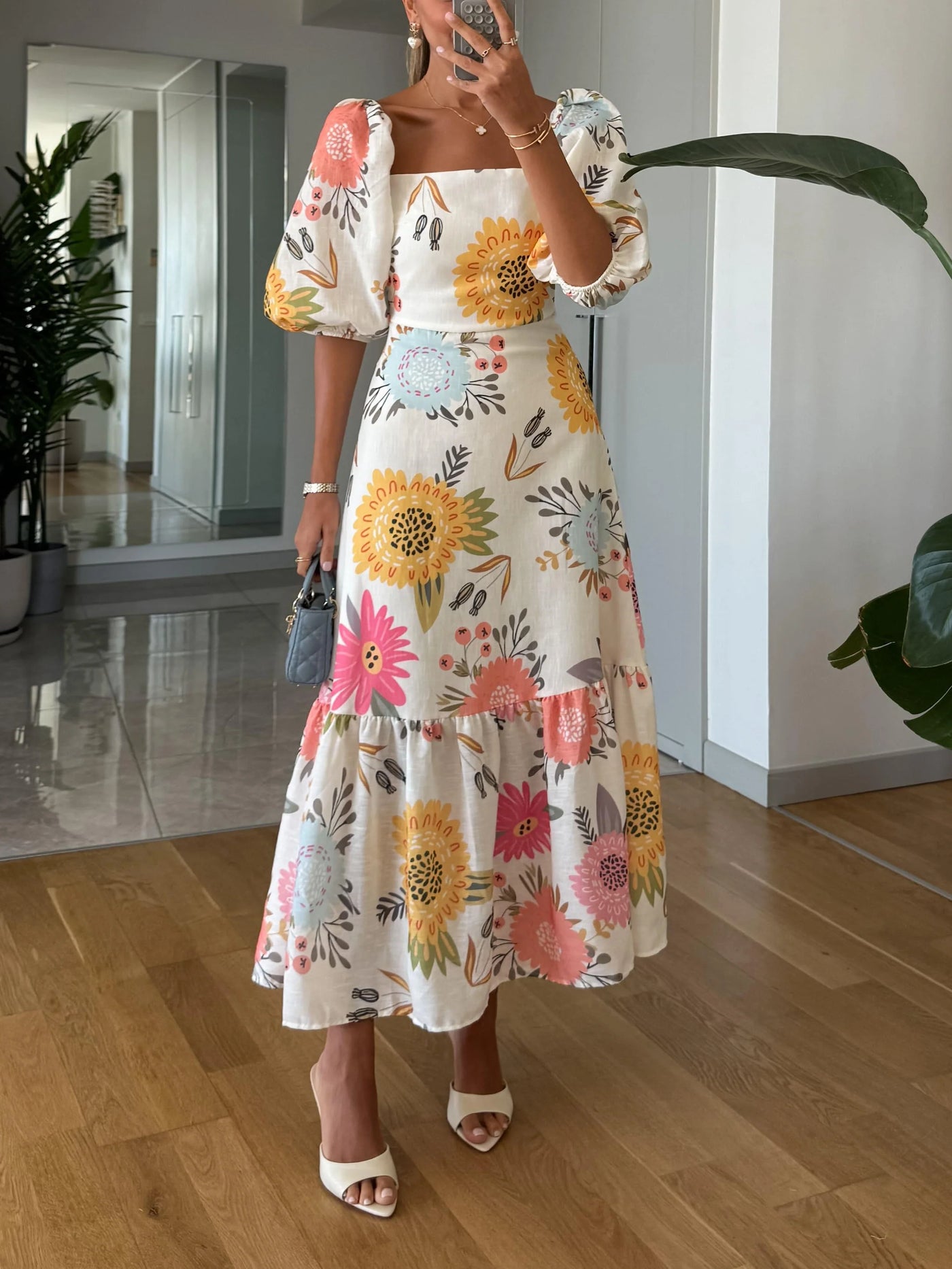 Sandra – Robe midi à encolure carrée, imprimé floral et manches bouffantes