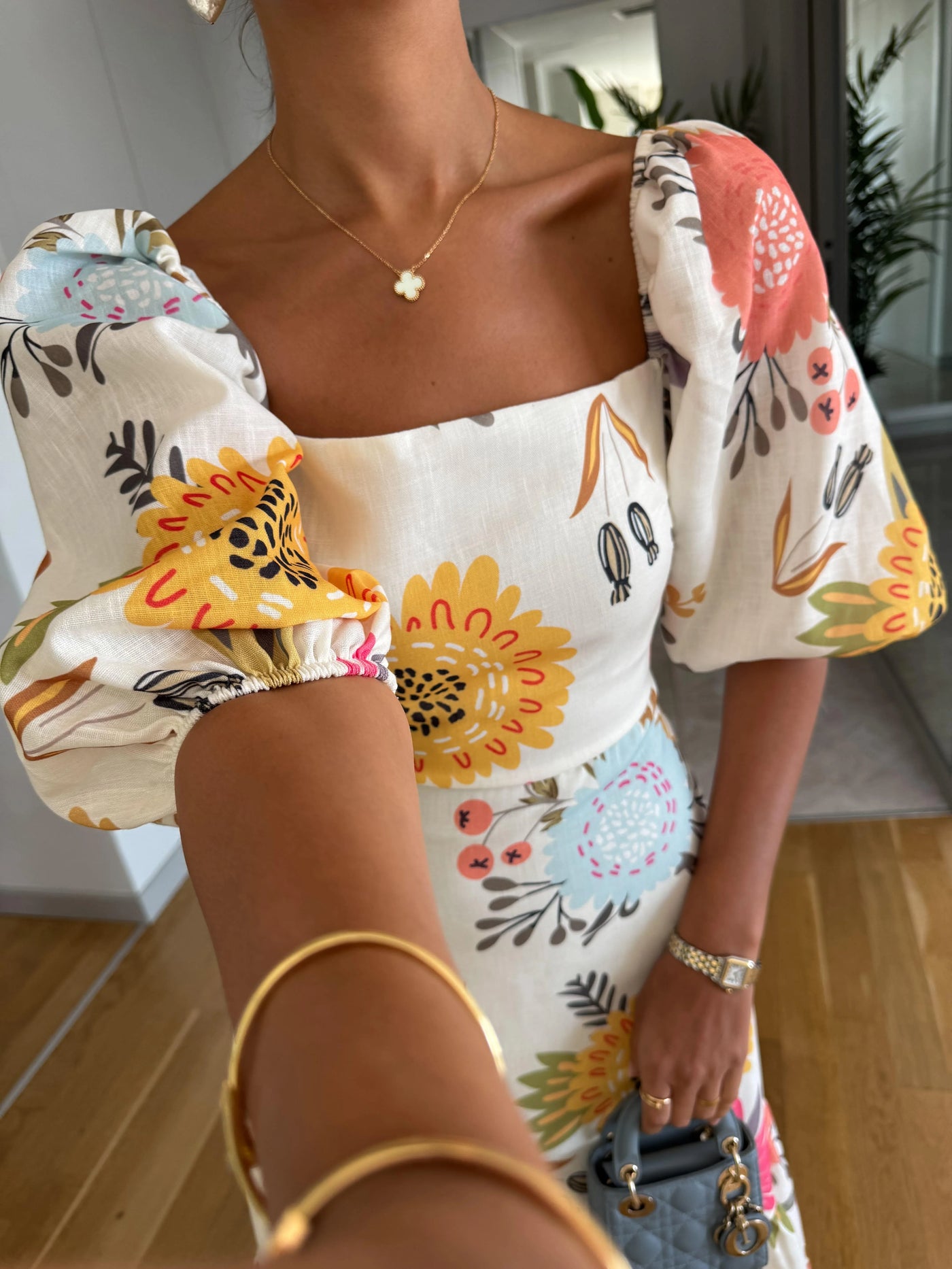 Sandra – Robe midi à encolure carrée, imprimé floral et manches bouffantes