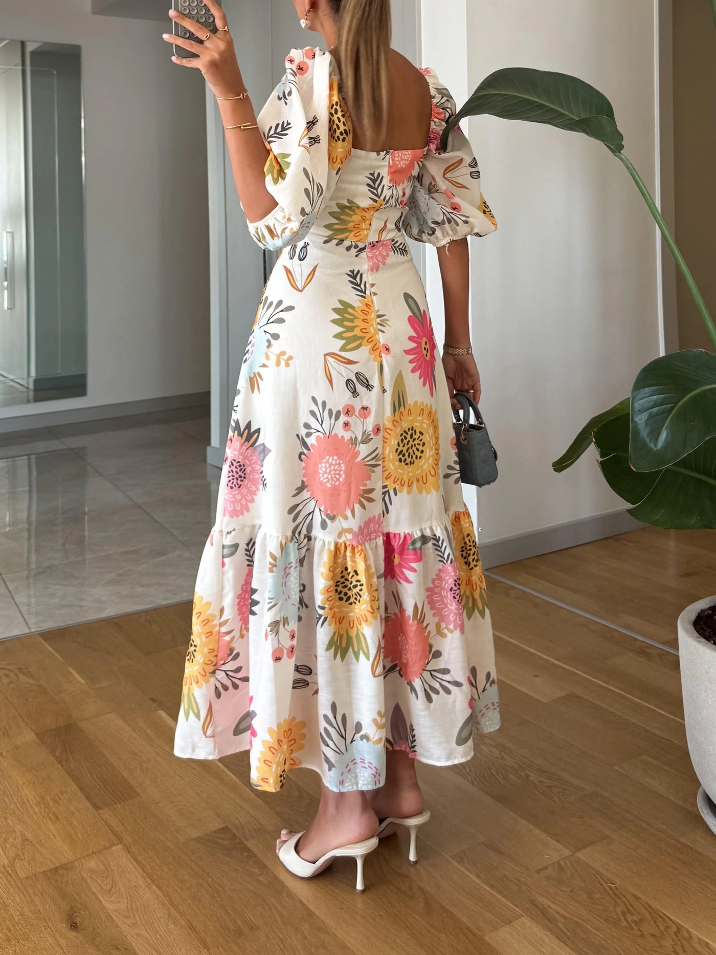 Sandra – Robe midi à encolure carrée, imprimé floral et manches bouffantes