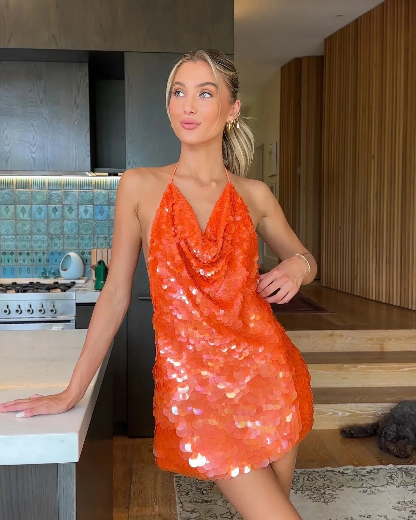 Karina – Robe courte à paillettes, dos nu et col licou