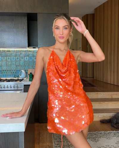 Karina – Robe courte à paillettes, dos nu et col licou